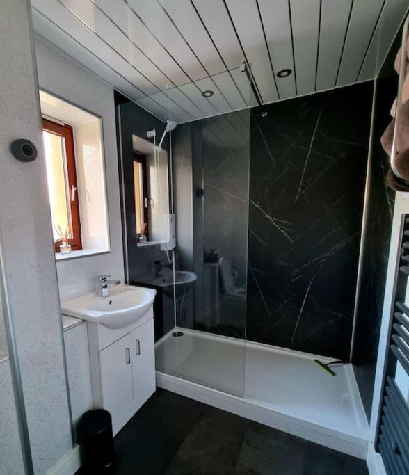 Premium Ground Floor Apartment, Near Fort William Town Centre מראה חיצוני תמונה